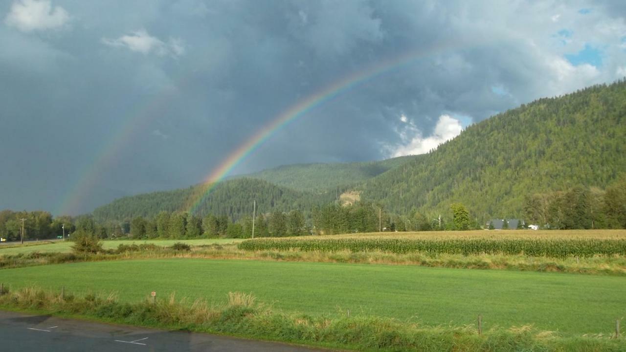 Monashee Motel Sicamous Zewnętrze zdjęcie